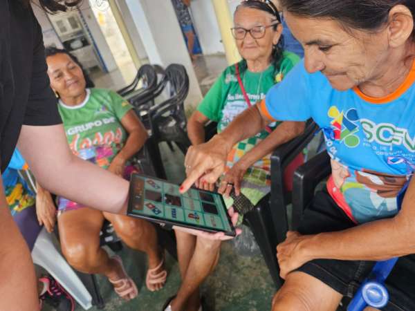 Voluntários ajudando na comunidade